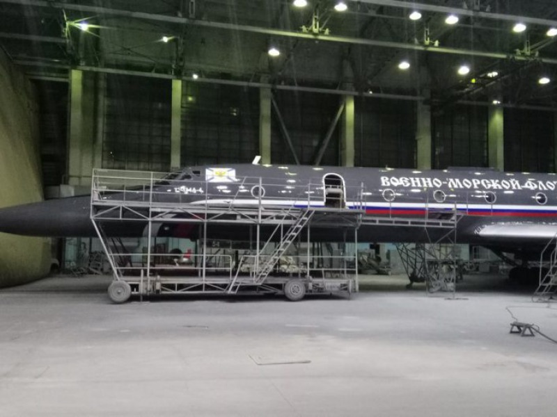 FOTÓK: Katonai változatú Tu-134-es újul meg Minszkben