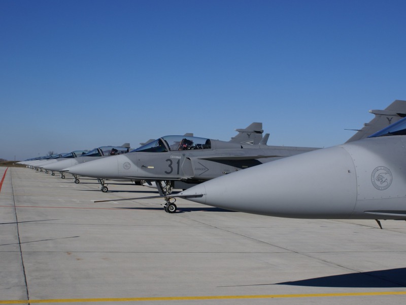 15 éve történt - Hivatalosan is átadták a magyar Gripen vadászgépeket