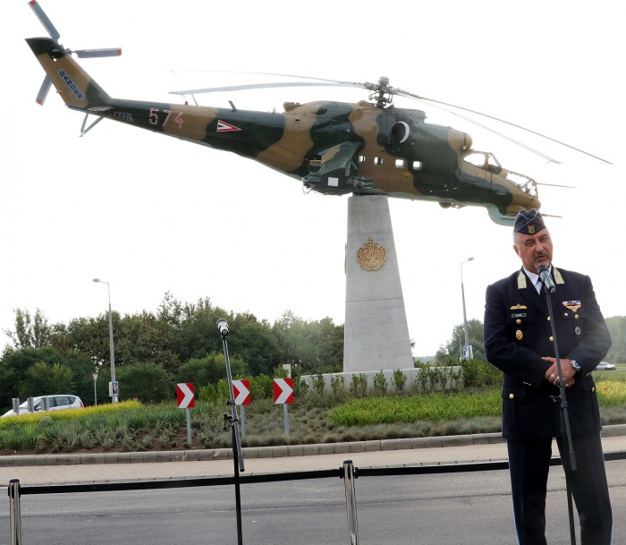 Címerek a helikopteres emlékművön