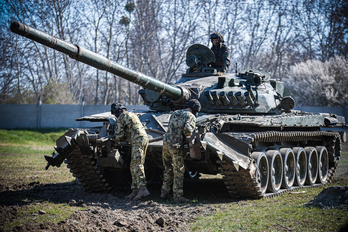 VIDEÓ - Harckocsizónak az aknamező sem akadály!