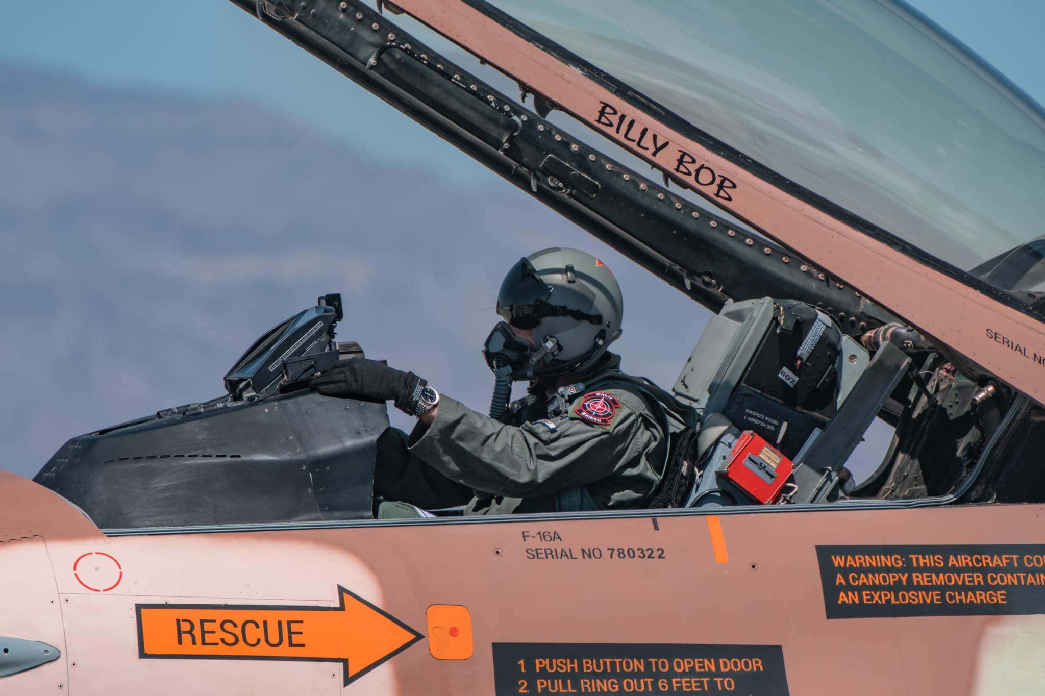 VIDEÓ - Levegőben a világ első, privát kézben lévő F-16-osa