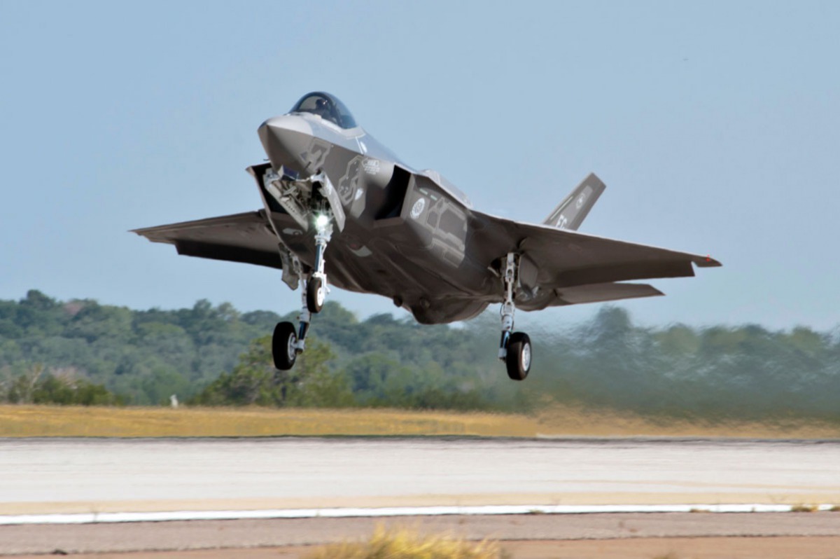 Miért kényszerült földre az Amerikai Légierő F-35-ös flottája?
