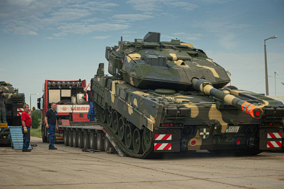 Újabb Leopard 2A7HU harckocsik érkeztek Tatára